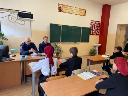 ЧЕЧНЯ. Следователи Ачхой-Мартановского МСО провели уроки правовой грамотности с учащимися школы