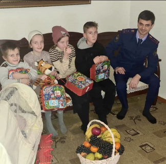 ЧЕЧНЯ. Сотрудники Грозненского МСО вручили новогодние подарки детям из многодетной семьи
