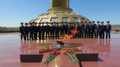 ЧЕЧНЯ. Сотрудники следственного управления возложили цветы к Вечному огню на Мемориальном комплексе Аллеи Славы в городе Грозном